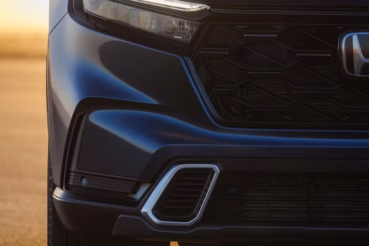 Đằng sau, Honda CR-V 2023 được trang bị cụm đèn hậu LED nằm dọc, kéo dài lên cánh gió mui, và cửa cốp mới. Bên trong cụm đèn hậu là tạo hình chữ "L" mới, gợi liên tưởng đến Mazda CX-5 2022.