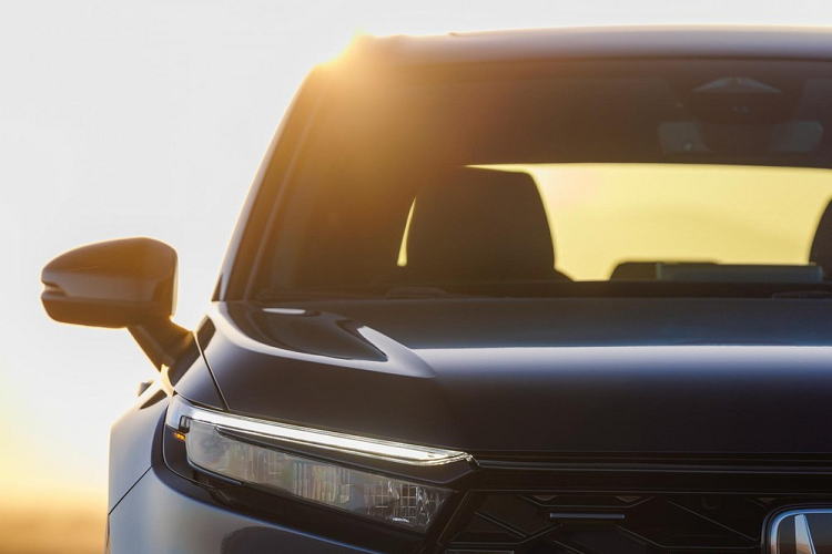 Cách đây khoảng 1 tháng, hãng Honda đã tung ra những hình ảnh ngoại thất chính thức của CR-V 2023 dành cho thị trường Mỹ. Theo đó, xe được bổ sung lưới tản nhiệt hình lục giác mới với mắt lưới tổ ong và sơn màu đen. Bao quanh lưới tản nhiệt cũng là nẹp màu đen bóng. Nằm hai bên lưới tản nhiệt là đèn pha LED hẹp hơn trước, tích hợp dải đèn LED định vị ban ngày ở góc trên. Tiếp đến là cản trước mới, đi kèm hốc gió trung tâm rộng và khe gió hình chữ "L" ở hai góc. Ở hai bên hốc gió trung tâm là 2 khe gió nằm dọc với viền mạ crôm.