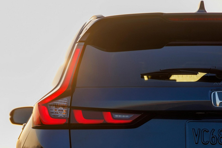 Cuối cùng là cản sau khỏe khoắn, tích hợp đèn phản quang nằm ngang, đầu ống xả giả hình chữ nhật mạ crôm và bộ khuếch tán gió. Hiện chưa có thông tin cụ thể về động cơ của Honda CR-V 2023. Chỉ biết rằng, xe sẽ có thêm "hệ truyền động hybrid tiên tiến hơn, mang đến trải nghiệm lái thể thao và mạnh mẽ hơn".