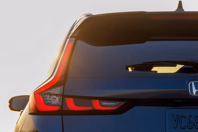 Cuối cùng là cản sau khỏe khoắn, tích hợp đèn phản quang nằm ngang, đầu ống xả giả hình chữ nhật mạ crôm và bộ khuếch tán gió. Hiện chưa có thông tin cụ thể về động cơ của Honda CR-V 2023. Chỉ biết rằng, xe sẽ có thêm "hệ truyền động hybrid tiên tiến hơn, mang đến trải nghiệm lái thể thao và mạnh mẽ hơn".