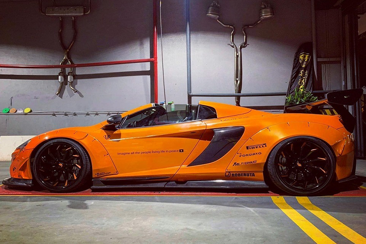 Tiếp đến là bộ mâm Forgiato mang chấu đơn cá tính so với la-zăng xe McLaren 650S Spider độ Liberty Walk của Dương Kon. Ngoài ra, chiếc siêu xe McLaren 650S Spider độ Liberty Walk thứ hai tại Việt Nam cũng có các vòm bánh xe được nới rộng theo phong cách đặc trưng của hãng độ đến từ Nhật Bản