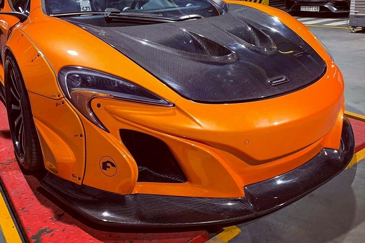 Ngoài ra là phuộc hơi của Air Rex giúp xe McLaren 650S Spider độ Liberty Walk có thể nâng khoảng sáng gầm lên cao nhất hơn 18 cm so với mặt đường. Phía sau chiếc siêu xe McLaren 650S Spider độ Liberty Walk còn có cánh gió đuôi cỡ lớn bằng carbon.