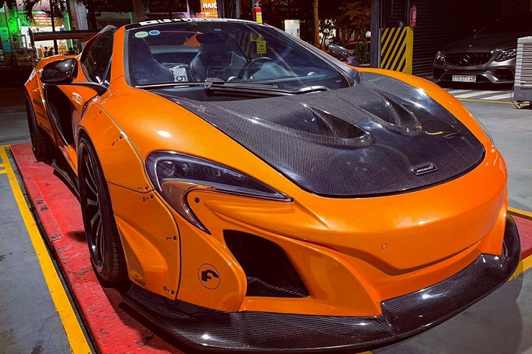 Siêu xe McLaren 650S Spider độ Liberty Walk thứ hai tại Việt Nam có sự khác biệt so với xe của chồng siêu mẫu Ngọc Thạch ở phần nắp capô phía trước của xe được lấy cảm hứng từ mẫu siêu xe hypercar McLaren P1. Chi tiết này được làm hoàn toàn từ sợi carbon. Ngoài ra là cản va trước/sau hay nẹp sườn bên hông xe cũng được làm mới bằng carbon rất bắt mắt.