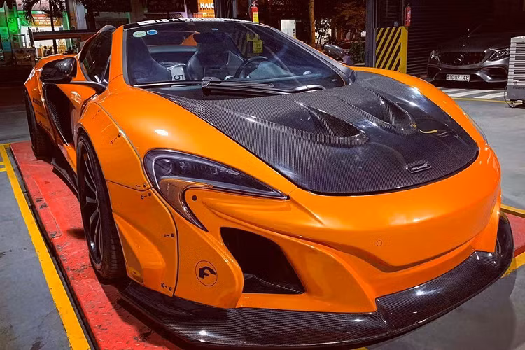 Siêu xe McLaren 650S Spider độ Liberty Walk thứ hai tại Việt Nam có sự khác biệt so với xe của chồng siêu mẫu Ngọc Thạch ở phần nắp capô phía trước của xe được lấy cảm hứng từ mẫu siêu xe hypercar McLaren P1. Chi tiết này được làm hoàn toàn từ sợi carbon. Ngoài ra là cản va trước/sau hay nẹp sườn bên hông xe cũng được làm mới bằng carbon rất bắt mắt.