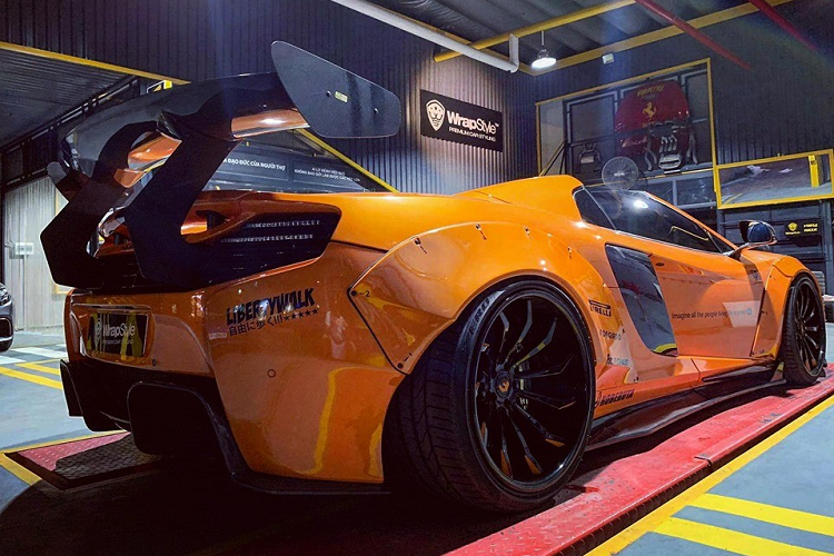 Giống với siêu xe McLaren 650S Spider độ Liberty Walk của Dương Kon, chiếc McLaren 650S Spider độ Liberty Walk mới về Bình Phước định cư không có bất kỳ sự can thiệp nào ở khối động cơ V8, tăng áp kép, dung tích 3,8 lít, sản sinh công suất tối đa 641 mã lực.
