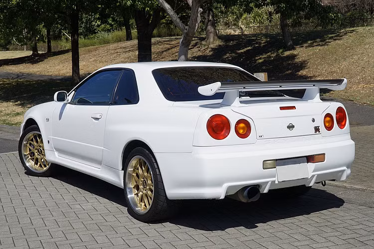 Theo Noriyaro - một người có tầm ảnh hưởng tại Nhật Bản, chiếc Nissan Skyline R34 GT-R do Hamilton cầm lái thuộc sở hữu của công ty cho thuê xe Omoshiro Rent-a-Car. Công ty này không hề đồng ý để Hamilton làm như thế với chiếc xe thể thao của mình.