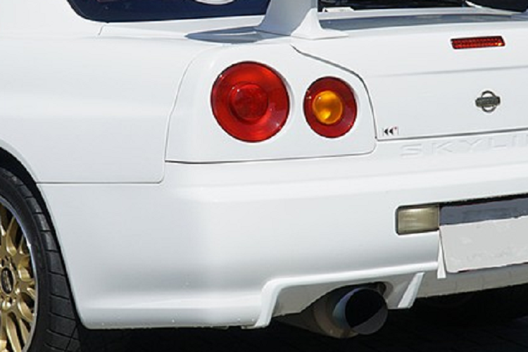 Giá thuê chiếc Nissan Skyline R34 GT-R này phụ thuộc vào thời gian thuê. Ví dụ, giá thuê 6 tiếng đồng hồ là 27.600 Yên (khoảng 4,63 triệu đồng), 9 tiếng hoặc buổi đêm là 34.500 Yên (5,8 triệu đồng) và 24 giờ là 48.300 Yên (8,1 triệu đồng). Hiện Hamilton vẫn chưa lên tiếng sau phản hồi của công ty cho thuê xe.