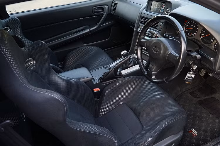 Tài khoản Instagram của công ty này đã chia sẻ lại đoạn video của tay đua F1 và viết: "Chúng tôi cấm lái xe kiểu này. Đây là một hành động kinh khủng mà không có sự cho phép của chúng tôi". Omoshiro Rent-a-Car lo sợ rằng đoạn video sẽ tạo tiền lệ xấu cho những người thuê xe của công ty sau này.