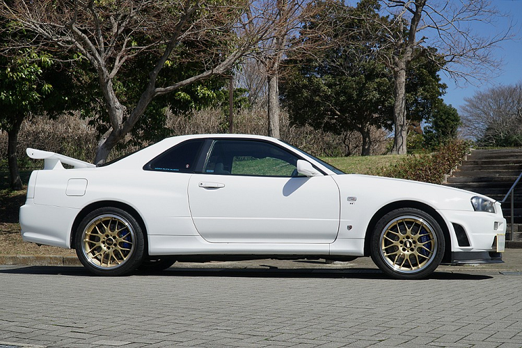 Chỉ biết rằng, đây không phải là lần đầu tiên tay đua F1 này lái xe nguy hiểm trên đường phố. Vào năm 2010, Hamilton từng lái chiếc Mercedes-AMG C63 ở tốc độ cao và drift tại khu vực gần lối vào đường đua Albert Park Circuit - nơi tổ chức chặng Úc GP. Hậu quả là tay đua này đã bị lực lượng cảnh sát Úc phạt.