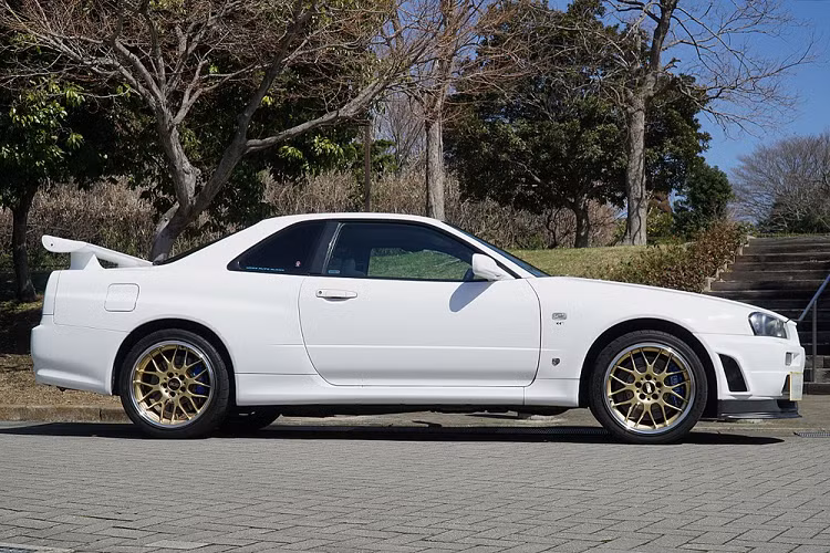 Chỉ biết rằng, đây không phải là lần đầu tiên tay đua F1 này lái xe nguy hiểm trên đường phố. Vào năm 2010, Hamilton từng lái chiếc Mercedes-AMG C63 ở tốc độ cao và drift tại khu vực gần lối vào đường đua Albert Park Circuit - nơi tổ chức chặng Úc GP. Hậu quả là tay đua này đã bị lực lượng cảnh sát Úc phạt.