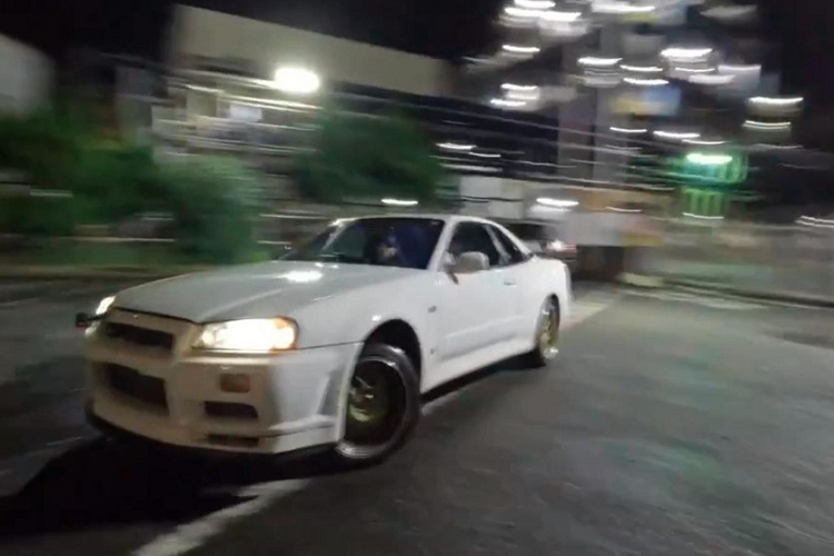 Giải đua Công thức 1 (F1) hiện đã kết thúc. Đây cũng là thời gian nghỉ ngơi của các tay đua Công thức 1 như Lewis Hamilton. Mới đây, tay đua Lewis Hamilton thuê xe Nissan Skyline R34 GT-R để đi vòng quanh xứ sở hoa anh đào thăm thú.