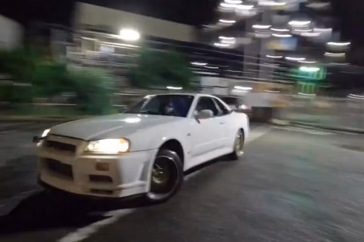 Giải đua Công thức 1 (F1) hiện đã kết thúc. Đây cũng là thời gian nghỉ ngơi của các tay đua Công thức 1 như Lewis Hamilton. Mới đây, tay đua Lewis Hamilton thuê xe Nissan Skyline R34 GT-R để đi vòng quanh xứ sở hoa anh đào thăm thú.