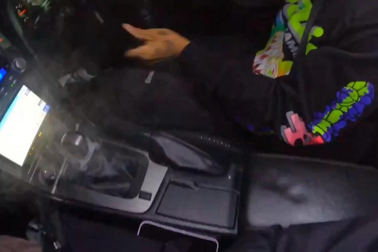 Tuy nhiên,để chiều lòng người hâm mộ, Hamilton đã đăng đoạn video quay cảnh anh lái xe Nissan Skyline R34 GT-R tốc độ cao trên đường phố Nhật Bản. "Tôi chỉ thích chạy trên đường đua, nhưng tôi sẽ phá lệ" là những gì tay đua từng 7 lần vô địch giải đua F1 viết khi đăng đoạn video lên Instagram.