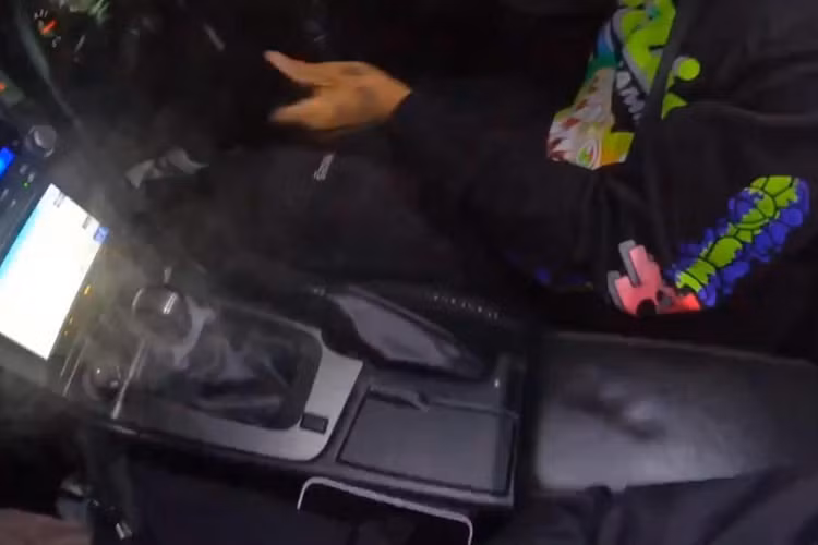 Tuy nhiên,để chiều lòng người hâm mộ, Hamilton đã đăng đoạn video quay cảnh anh lái xe Nissan Skyline R34 GT-R tốc độ cao trên đường phố Nhật Bản. "Tôi chỉ thích chạy trên đường đua, nhưng tôi sẽ phá lệ" là những gì tay đua từng 7 lần vô địch giải đua F1 viết khi đăng đoạn video lên Instagram.