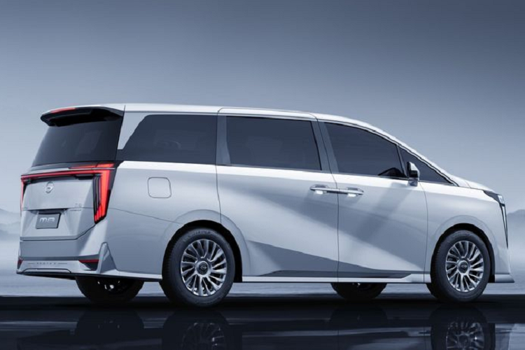 Khoang nội thất GAC M8 2023 có thiết kế sang trọng, sử dụng nhiều loại vật liệu cao cấp và công nghệ hiện đại. Nổi bật tại khu vực mặt táp lô là màn hình cảm ứng thông tin giải trí kích thước lên tới 14.6 inch và cụm đồng hồ kỹ thuật số 12.3 inch.