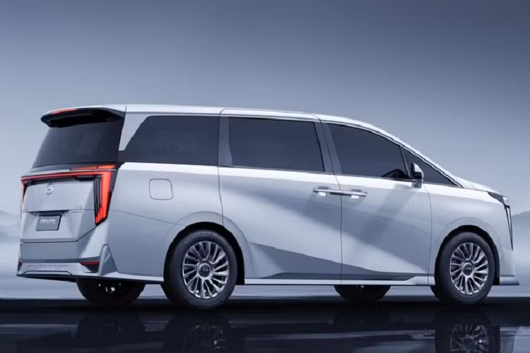 Khoang nội thất GAC M8 2023 có thiết kế sang trọng, sử dụng nhiều loại vật liệu cao cấp và công nghệ hiện đại. Nổi bật tại khu vực mặt táp lô là màn hình cảm ứng thông tin giải trí kích thước lên tới 14.6 inch và cụm đồng hồ kỹ thuật số 12.3 inch.