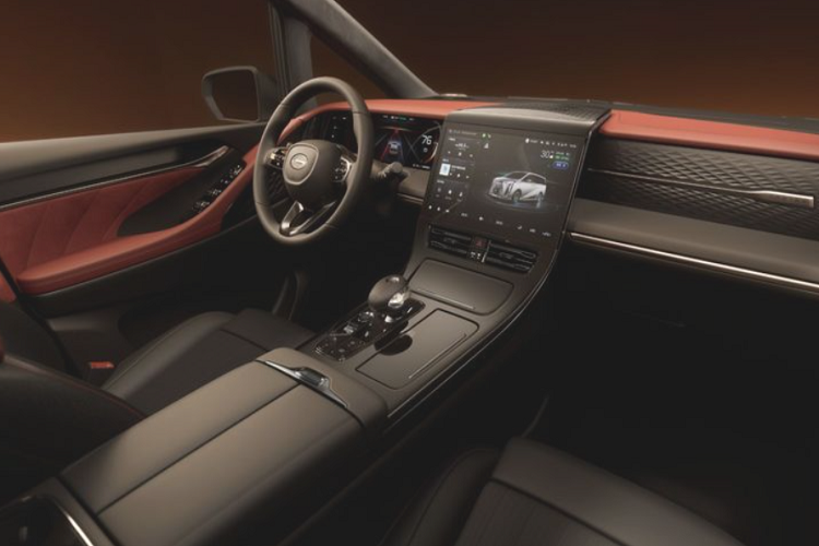 GAC M8 2023 được trang bị ghế ngồi có thể điều chỉnh linh hoạt. Khi gập hàng ghế thứ 3 và trượt hàng ghế thứ 2 xuống, mẫu MVP 7 chỗ này thành phòng họp 4 chỗ di động. Chất liệu da Aniline cao cấp bọc trên cả ba hàng ghế và các tấm cửa. Họa tiết trên lưng ghế lấy cảm hứng từ nghệ thuật thêu tranh Quảng Đông.