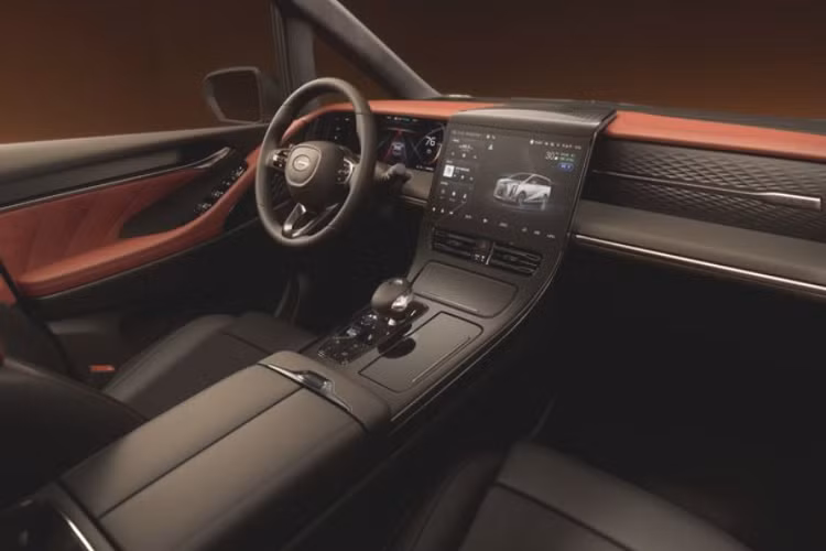 GAC M8 2023 được trang bị ghế ngồi có thể điều chỉnh linh hoạt. Khi gập hàng ghế thứ 3 và trượt hàng ghế thứ 2 xuống, mẫu MVP 7 chỗ này thành phòng họp 4 chỗ di động. Chất liệu da Aniline cao cấp bọc trên cả ba hàng ghế và các tấm cửa. Họa tiết trên lưng ghế lấy cảm hứng từ nghệ thuật thêu tranh Quảng Đông.