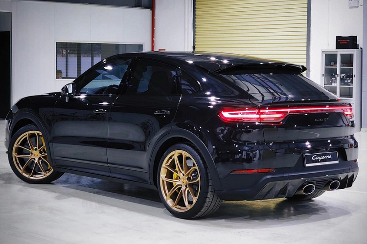 Mở cửa bước vào trong khoang lái xe Porsche Cayenne Turbo GT 2022 của doanh nhân Nam Định có thể thấy ngay chất liệu chủ yếu của nội thất xe là da Alcantara, ghế thể thao có tựa đều thêu logo Turbo GT, hệ thống thông tin giải trí của xe tương thích kết nối Android Auto và Apple CarPlay, cùng với đó là nhiều chi tiết ốp carbon.