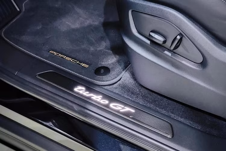 Mở cửa bước vào trong khoang lái xe Porsche Cayenne Turbo GT 2022 của doanh nhân Nam Định có thể thấy ngay chất liệu chủ yếu của nội thất xe là da Alcantara, ghế thể thao có tựa đều thêu logo Turbo GT, hệ thống thông tin giải trí của xe tương thích kết nối Android Auto và Apple CarPlay, cùng với đó là nhiều chi tiết ốp carbon.