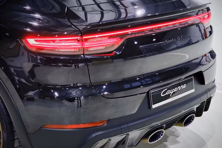 Sức mạnh ấn tượng trên còn đi kèm với hộp số Tiptronic tự động 8 cấp cùng hệ dẫn động bốn bánh, nhờ đó, mẫu xe Porsche Cayenne Turbo GT 2022 có thể tăng tốc từ vị trí xuất phát lên 100 km/h chỉ trong thời gian 3,3 giây, trước khi đạt tốc độ tối đa 300 km/h.