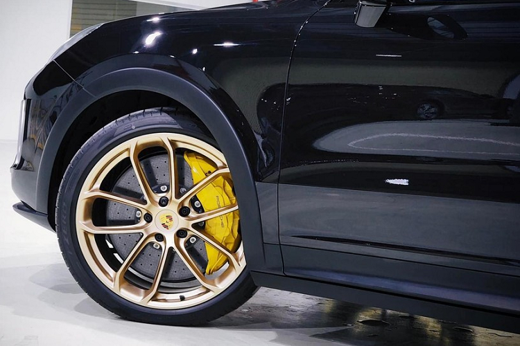 Điểm làm nên sự hấp dẫn nhất của chiếc xe SUV nhanh nhất trong lịch sử Porsche chính là khối động cơ đầy mạnh mẽ V8, dung tích 4.0 lít, tăng áp kép đã giúp cho Cayenne Turbo GT 2022 sản sinh công suất tối đa lên đến 631 mã lực và mô-men xoắn cực đại 850 Nm.