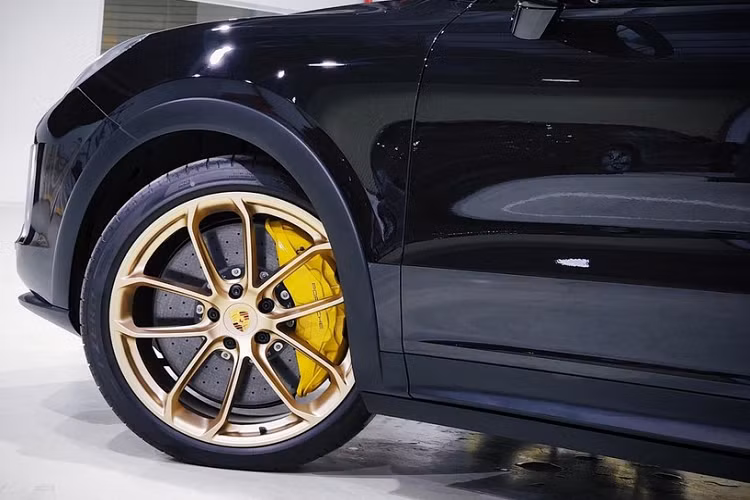 Điểm làm nên sự hấp dẫn nhất của chiếc xe SUV nhanh nhất trong lịch sử Porsche chính là khối động cơ đầy mạnh mẽ V8, dung tích 4.0 lít, tăng áp kép đã giúp cho Cayenne Turbo GT 2022 sản sinh công suất tối đa lên đến 631 mã lực và mô-men xoắn cực đại 850 Nm.