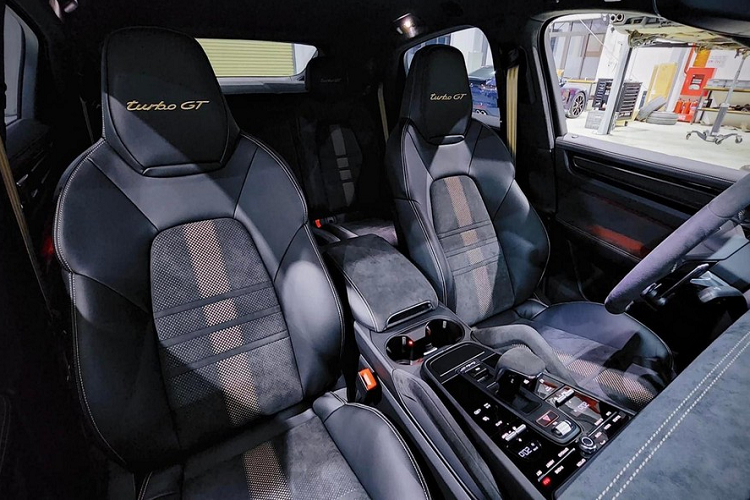 Theo hãng Porsche, mức tiêu thụ nhiên liệu kết hợp của mẫu xe SUV Porsche Cayenne Turbo GT thế hệ mới là 11,9 lít/100 km. Hiện Cayenne Turbo GT 2022 là chiếc xe SUV Porsche nhanh nhất hiện nay.