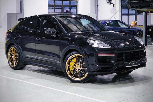 Vào tháng 6 năm ngoái, hãng xe Porsche đã cho ra mắt mẫu xe SUV nhanh nhất lịch sử của mình mang tên gọi Cayenne Turbo GT 2022 đã nhanh chóng nhận được sự quan tâm của giới nhà giàu trên thế giới cũng như các đại gia Việt. Đến nay, những chiếc xe Porsche Cayenne Turbo GT 2022 mới đã xuất hiện tại Việt Nam và được bàn giao đến cho các khách hàng đặt mua từ trước.