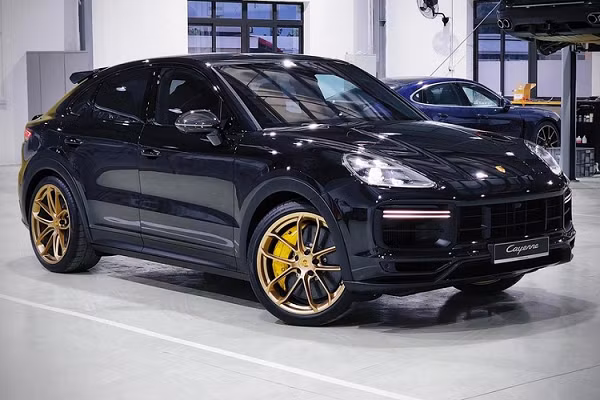 Vào tháng 6 năm ngoái, hãng xe Porsche đã cho ra mắt mẫu xe SUV nhanh nhất lịch sử của mình mang tên gọi Cayenne Turbo GT 2022 đã nhanh chóng nhận được sự quan tâm của giới nhà giàu trên thế giới cũng như các đại gia Việt. Đến nay, những chiếc xe Porsche Cayenne Turbo GT 2022 mới đã xuất hiện tại Việt Nam và được bàn giao đến cho các khách hàng đặt mua từ trước.
