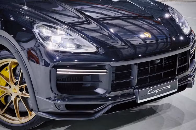 Đây là 1 trong 3 chiếc xe Porsche Cayenne Turbo GT 2022 đang có mặt tại dải đất hình chữ S này và vừa mới được bàn giao cho 1 doanh nghiệp may mặc ở tỉnh Nam Định. Ngoại thất xe được sơn màu đen bắt mắt cùng gói trang bị carbon và la-zăng tạo điểm nhấn với tông màu vàng đồng.