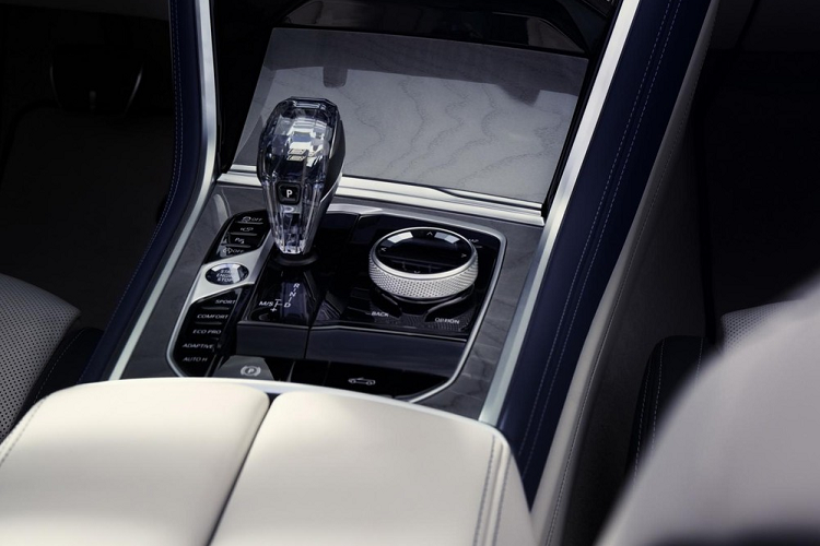 Ngoài những thay đổi khá hạn chế ở ngoại thất và nội thất, BMW 8-Series 2023 còn bị loại bỏ phiên bản hiệu suất cao M8. Tuy nhiên, hãng BMW vẫn bán M8 Competition ra thị trường. M8 Competition cũng có những điểm mới như trên giống BMW 8-Series 2023 nhưng đi kèm lưới tản nhiệt hầm hố hơn.