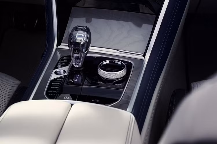 Ngoài những thay đổi khá hạn chế ở ngoại thất và nội thất, BMW 8-Series 2023 còn bị loại bỏ phiên bản hiệu suất cao M8. Tuy nhiên, hãng BMW vẫn bán M8 Competition ra thị trường. M8 Competition cũng có những điểm mới như trên giống BMW 8-Series 2023 nhưng đi kèm lưới tản nhiệt hầm hố hơn.