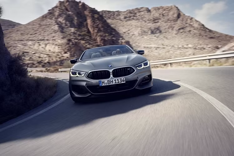 Tiếp đến là khe gió cải tiến, màu sơn ngoại thất mới và vành la-zăng khác biệt. Riêng BMW M850i 2023 mới được trang bị gương chiếu hậu ngoại thất M với thiết kế tối ưu khí động lực học. Ngoài ra, khách hàng có thể chi thêm tiền để bổ sung logo BMW Motorsport cổ điển cho nắp ca-pô, nắp cốp và la-zăng của M850i mới.