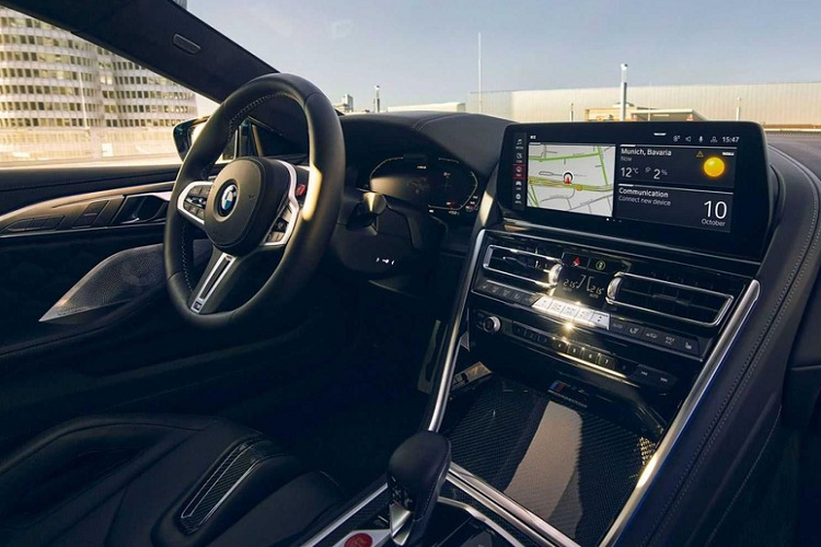 Ở thị trường Mỹ, BMW M8 Competition 2023 còn có gói phụ kiện M Shadowline mới, mang đến đèn pha khác biệt và ghế thể thao ôm người M Carbon. Ghế này ngoài tính năng sưởi và chỉnh điện còn có logo M8 phát sáng trên tựa đầu ghế. Cuối cùng là chất liệu Alcantara trên mặt táp-lô và mặt cửa của BMW M8 Competition 2023.