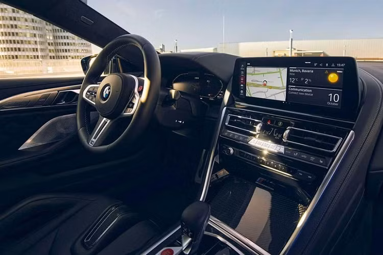 Ở thị trường Mỹ, BMW M8 Competition 2023 còn có gói phụ kiện M Shadowline mới, mang đến đèn pha khác biệt và ghế thể thao ôm người M Carbon. Ghế này ngoài tính năng sưởi và chỉnh điện còn có logo M8 phát sáng trên tựa đầu ghế. Cuối cùng là chất liệu Alcantara trên mặt táp-lô và mặt cửa của BMW M8 Competition 2023.