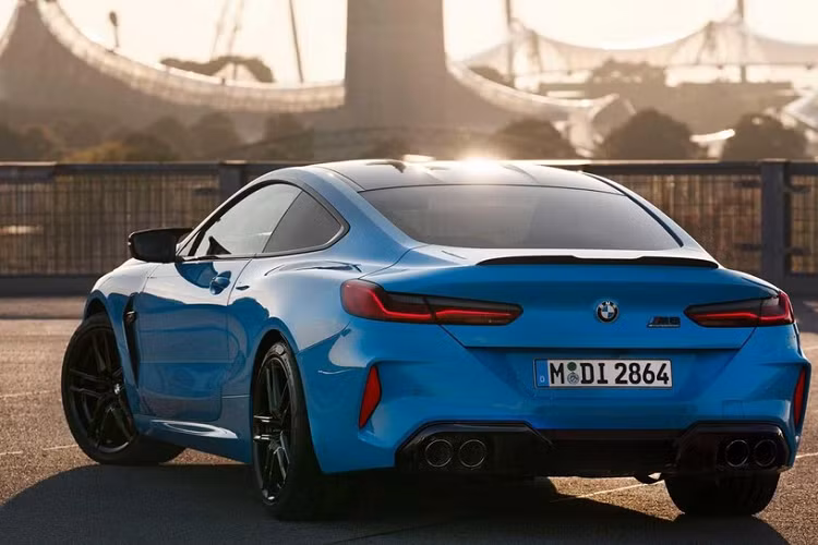 "Trái tim" của BMW M8 Competition 2023 là khối động cơ xăng V8, tăng áp kép, dung tích 4.4L, sản sinh công suất tối đa 617 mã lực và mô-men xoắn cực đại 749 Nm. Động cơ quen thuộc này kết hợp với hộp số tự động 8 cấp và hệ dẫn động 4 bánh toàn thời gian M xDrive. Nhờ đó, xe có thể tăng tốc từ 0-96 km/h trong thời gian chỉ 3 giây.