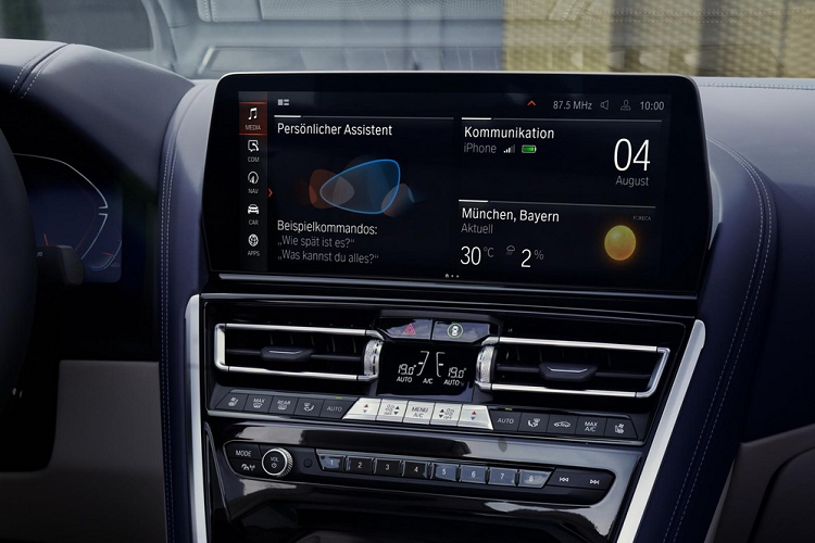 Tương tự ngoại thất, nội thất của BMW 8-Series 2023 cũng chỉ thay đổi nhẹ. Cụ thể, xe được trang bị màn hình thông tin giải trí dạng cảm ứng 12,3 inch mới, thay cho loại 10,25 inch cũ.