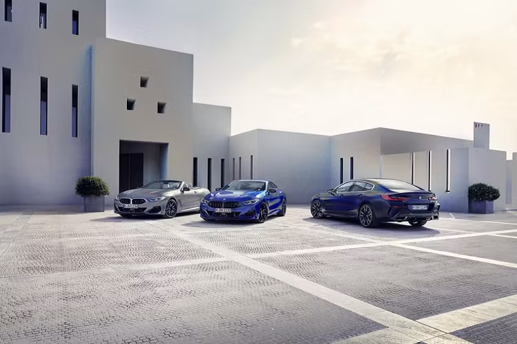 Mẫu BMW 8-Series hạng sang chưa bao giờ bán chạy như kỳ vọng của hãng BMW. Ấy thế nhưng, hãng BMW vẫn tiếp tục bổ sung phiên bản mới cho dòng xe này. Bước sang phiên bản 2023, BMW 8-Series không thay đổi về thiết kế ngoại thất tổng thể. Thay vào đó, hãng BMW chỉ bổ sung một số chi tiết ngoại thất mới cho xe như lưới tản nhiệt “Iconic Glow” có thể phát sáng.