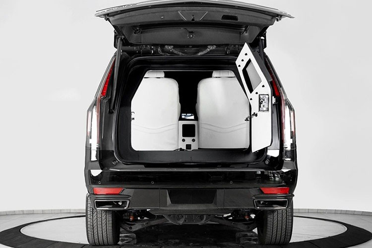 Chưa hết, mui xe còn được sửa đổi để cao thêm 12,7 cm so với nguyên bản, từ đó không gian bên trong xe cũng trở nên thoáng đãng hơn, thoải mái hơn.