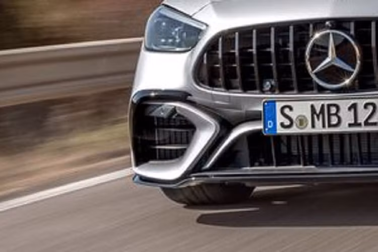 So với thế hệ tiền nhiệm, mẫu xe sedan Mercedes-AMG C63 S sở hữu các đường nét thể thao hơn, với hốc gió lớn, lưới tản nhiệt Panamericana được mạ chrome tối màu. So với bản tiêu chuẩn, C63 S dài hơn 83 mm, rộng hơn 50 mm và chiều dài cơ sở tăng 10 mm. 