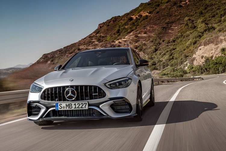 Giá xe Mercedes-AMG C63 S 2023 hiện vẫn chưa được nhà sản xuất công bốchính thức. Thuộc phân khúc xe hiệu suất cao cỡ trung, Mercedes-AMG C63 S E Performance cạnh tranh với các đối thủ như BMW M3, Audi RS4, Lexus IS500 và Cadillac CT4-V Blackwing.