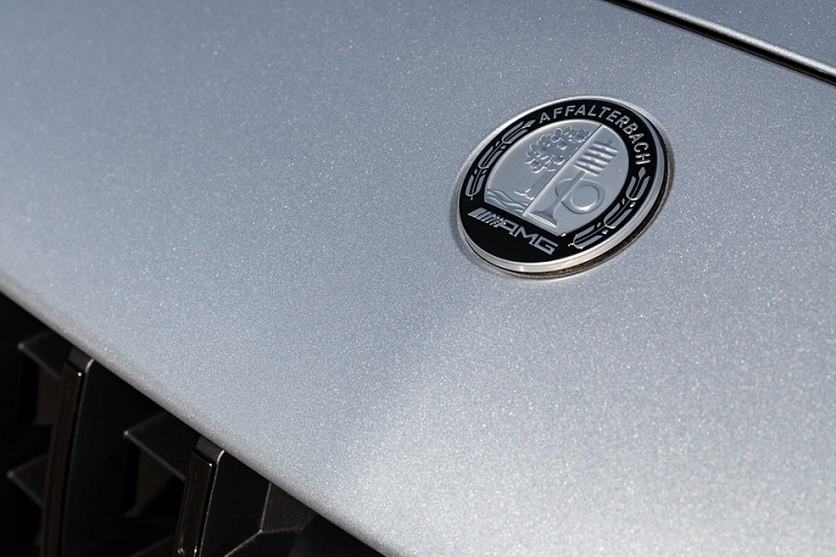 Logo AMG lần đầu xuất hiện trên C63 S, thay thế cho logo ngôi sao 3 cánh. Chi tiết này được đặt bên trên lưới tản nhiệt thay vì tại nắp capo như truyền thống. Ở phía sau, xe được trang bị cánh gió cỡ lớn và cụm ống xả thể thao.