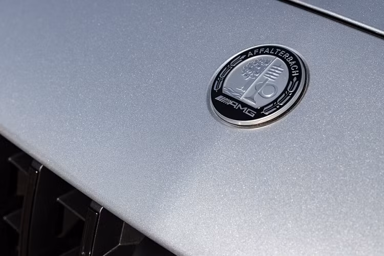 Logo AMG lần đầu xuất hiện trên C63 S, thay thế cho logo ngôi sao 3 cánh. Chi tiết này được đặt bên trên lưới tản nhiệt thay vì tại nắp capo như truyền thống. Ở phía sau, xe được trang bị cánh gió cỡ lớn và cụm ống xả thể thao.