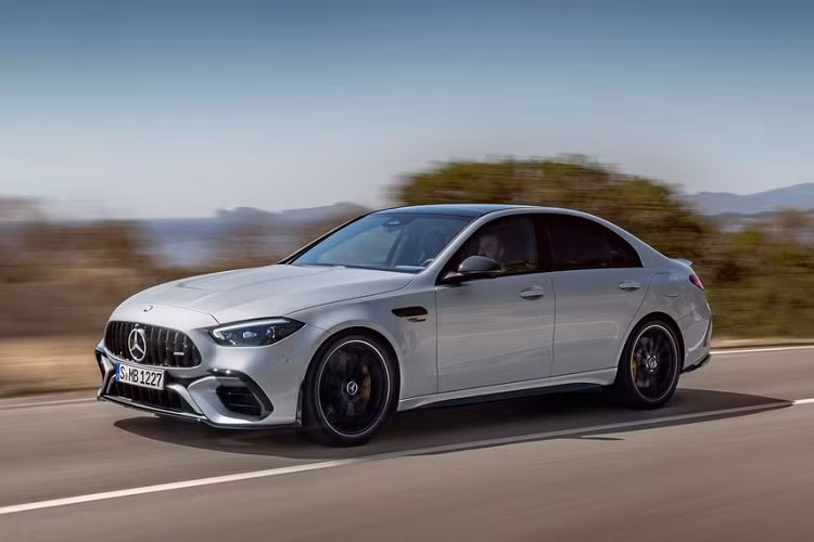 Sau khoảng thời gian “nhá hàng” dài hơi, Mercedes-AMG C63 S 2023 mới đã chính thức ra mắt khách hàng toàn cầu. Mẫu C-Class mạnh mẽ nhất của thương hiệu có trụ sở tại Stuttgart được giới thiệu với 2 phiên bản là Sedan và Estate.