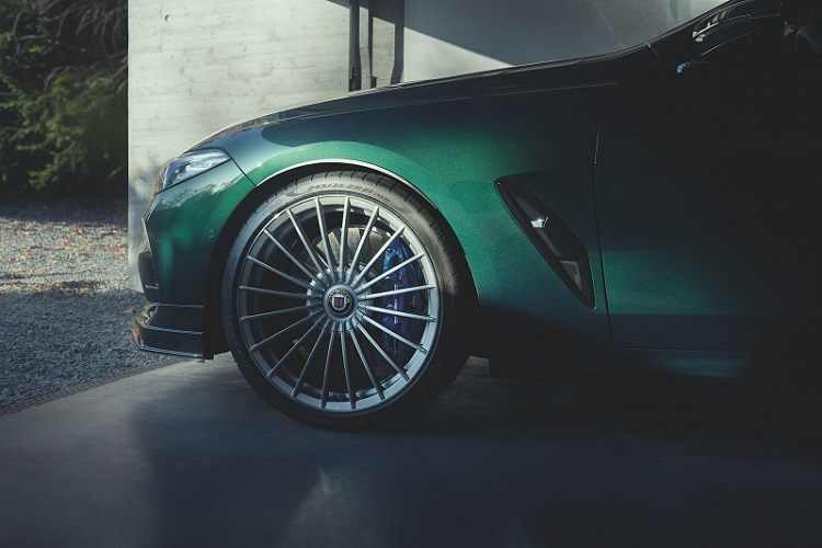 Ở đầu xe là các khe hút gió lớn hơn giúp cải thiện hiệu quả làm mát động cơ, đồng thời tạo cảm giác mạnh mẽ và khỏe khoắn hơn cho chiếc coupe hạng sang cỡ lớn. Khu vực đuôi xe có thêm bộ khuếch tán màu đen tích hợp ở cản va cùng cánh gió liền trên nắp cốp. Alpina B8 Gran Coupe được trang bị bộ mâm rèn Alpina Classic 21 inch đi kèm lốp chống ồn Pirelli.