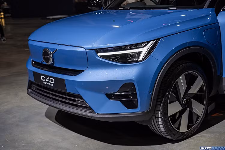 Bên dưới lưới tản nhiệt là khe gió nhỏ và hốc gió trung tâm hình thang có nhiệm vụ làm mát cho xe. Ngoài ra, mẫu SUV chạy điện này còn được trang bị cụm đèn pha LED với tạo hình chữ "T" bên trong. Cụm đèn pha này được thiết kế hướng lên trên, mang đến vẻ dữ dằn hơn cho đầu xe. Bên dưới nắp ca-pô của xe là khoang hành lý nhỏ có thể tích 31 lít.