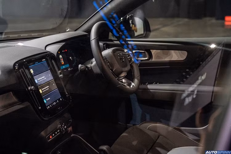 Tiếp đến mặt táp-lô và mặt cửa đều được trang trí bằng những họa tiết 3D lấy cảm hứng từ phong cảnh Thụy Điển. Trước mặt người lái xuất hiện vô lăng tích hợp phím chức năng, bảng đồng hồ kỹ thuật số với màn hình 12,3 inch, màn hình cảm ứng 9 inch, phục vụ hệ thống thông tin giải trí dùng hệ điều hành của Google, tính năng ra lệnh bằng giọng nói với câu lệnh "Hey Google", hệ thống âm thanh Harman Kardon cao cấp và 2 cổng sạc USB-C. Ở hàng ghế sau, xe cũng có 2 cổng USB-C, 2 cửa gió điều hòa và bệ tì tay ở giữa, tích hợp ngăn đựng cốc.