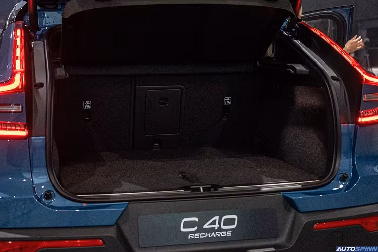 Thuộc phân khúc SUV cỡ nhỏ, tương tự Mercedes-Benz GLA, BMW X2 và Audi Q3, mẫu ôtô điện đến từ Thụy Điển sở hữu chiều dài 4.431 mm, chiều rộng 1.850 mm, chiều cao 1.582 mm cũng như chiều dài cơ sở 2.702 mm. Khoang hành lý của xe có thể tích 413 lít nếu hàng ghế sau không gập xuống.