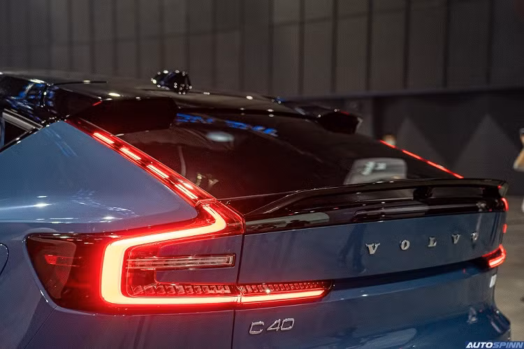 Thêm vào đó là 2 cánh gió mui nhỏ và cánh gió nằm ngay dưới kính sau, mang đến vẻ thể thao cho xe. Bên trong Volvo C40 Recharge 2022 là không gian nội thất được thiết kế theo phong cách thanh lịch và cao cấp. Để tạo cảm giác rộng rãi, hãng Volvo đã trang bị cửa sổ trời toàn cảnh Panorama cho xe. Theo hãng Volvo, cửa sổ trời này có thể giảm 80% lượng nhiệt hấp thụ trong nội thất.